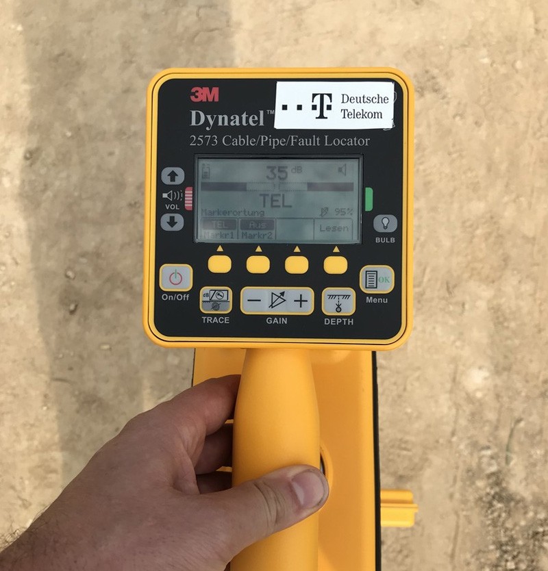 On-site test of our RFID marker balls with 3M Dynatel locator for Deutsche Telekom project